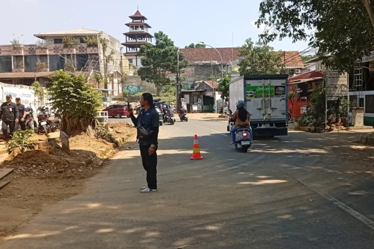 Pembangunan Trase Batutulis Diduga Abaikan K3, Tanah Berceceran di Jalan Raya