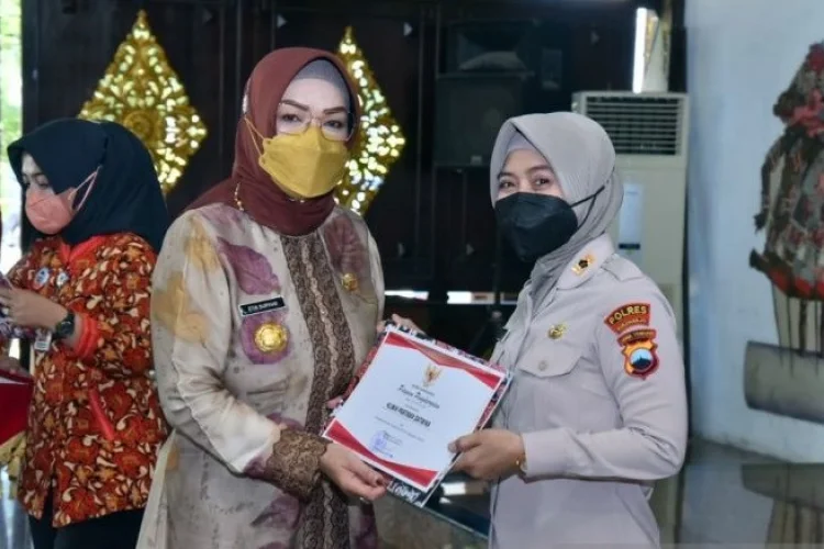 Bupati Sukoharjo Etik Suryani Ditangkap, KPK Menduga Lakukan Pemerasan