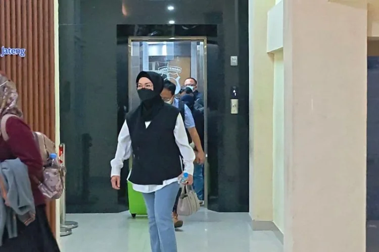 Bupati Sukoharjo Etik Suryani Bungkam Diduga Memeras, Petugas Amankan Dua Koper