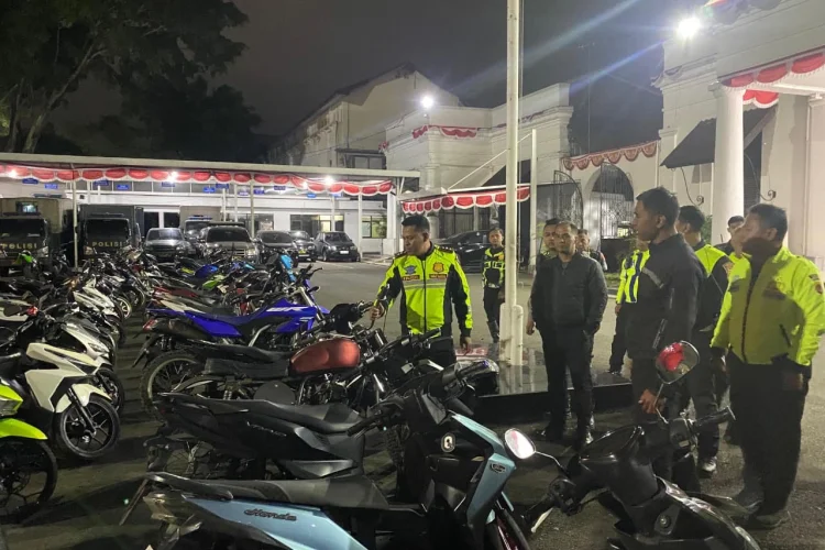 Satlantas Polrestabes Bandung Tilang 53 Motor Berknalpot Brong dalam Operasi KRYD