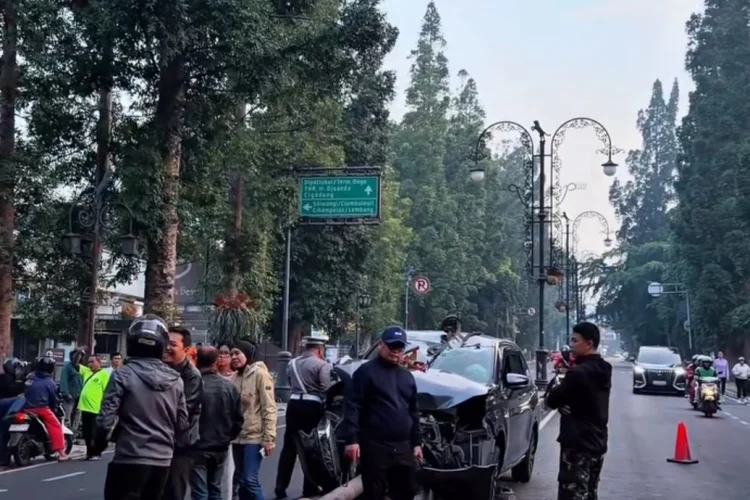 Tabrak Tiang Lampu Jalan Hingga Roboh, Mobil Alami Kecelakaan di Dago