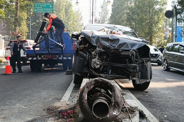 Sopir Mabuk, Mobil Tabrak Tiang PJU Dekoratif Tengah Jalan Dago