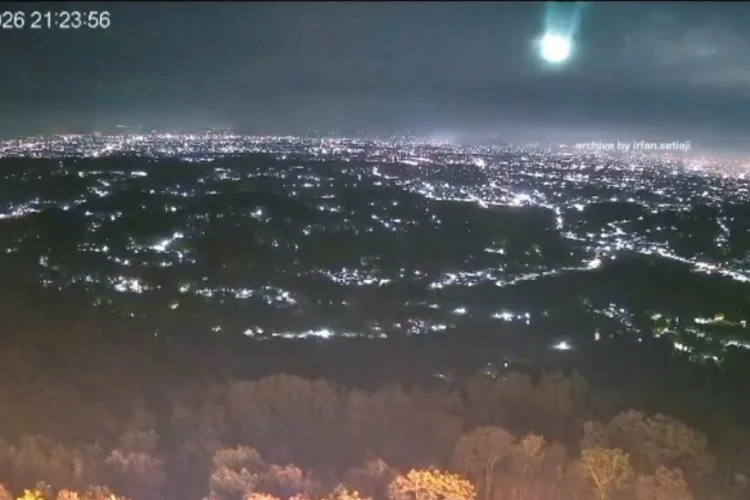 Viral Meteor Hijau Melintas di Langit Jogja, Warganet Geger!