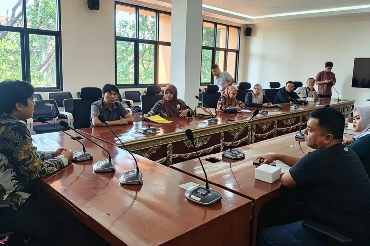 Ratusan Guru PPPK Paruh Waktu Mengadu ke DPRD  Tuntut Kenaikan Gaji dan Status