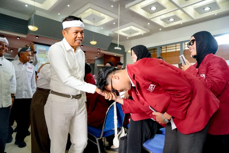 Gema Jabar Sempat Tuai Polemik, Dedi Mulyadi Lepas 1.147 Mahasiswa UPI ke Sekolah