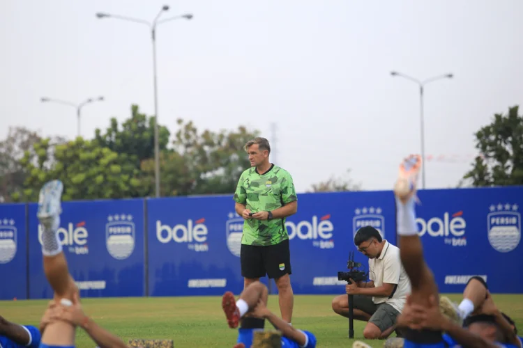 Kualitas Lapangan GBLA Jadi Sorotan Igor Tolic