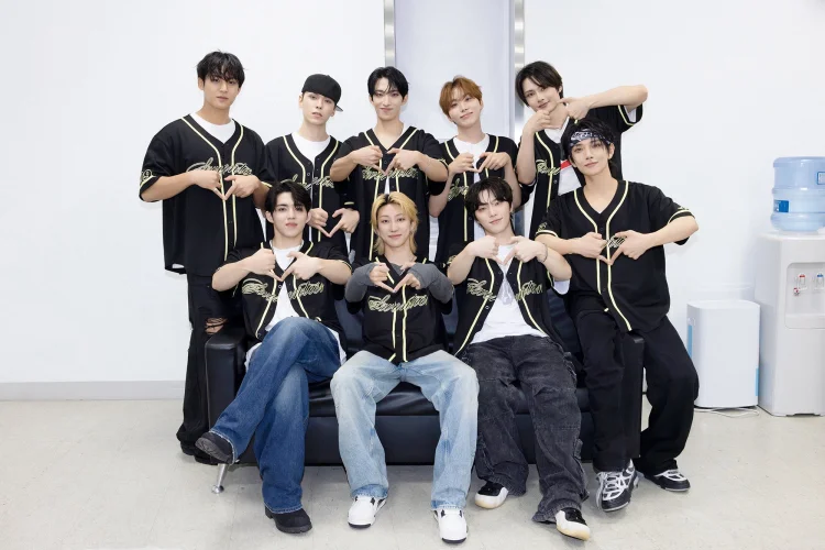 Semua Member SEVENTEEN Perpanjang Kontrak Mereka dengan Agensi Pledis Entertainment