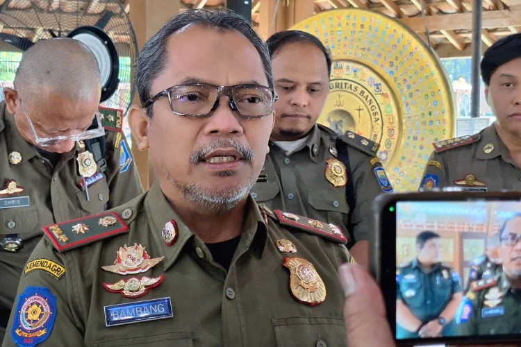 Satpol PP Kota Bandung Tuntaskan Pembongkaran 19 Reklame Bando, Masih Tersisa 66 Unit