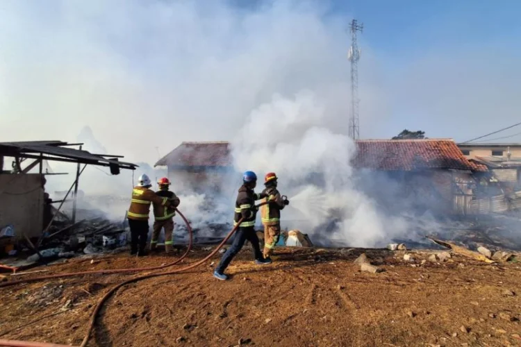 Usaha Ternak Ayam Hangus Dilalap Api, Disdamkar Garut Terjunkan 3 Unit Damkar