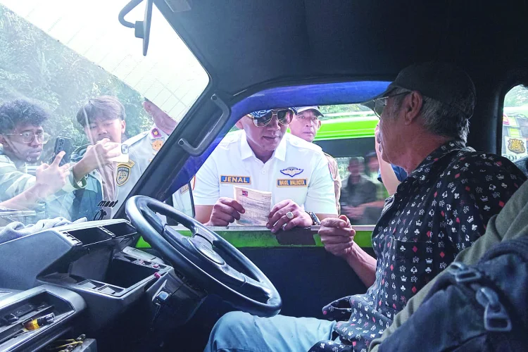 Angkot Tua ‘Tutup Usia’