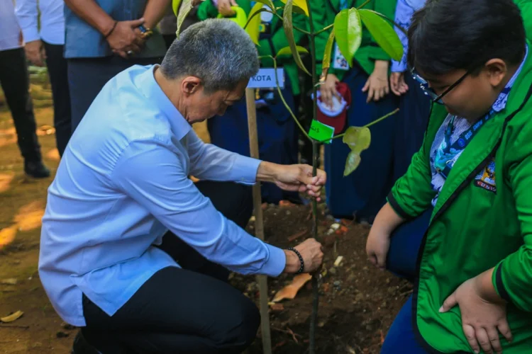 Dedie Ajak Siswa Peduli Lingkungan dengan Menanam Pohon di Sekolah