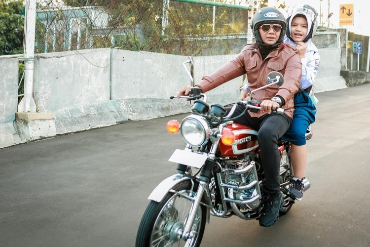 Jenal Ajak Para Ayah Antar Anak ke Sekolah
