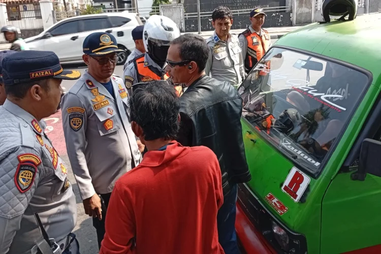 Pemilik Sempat Protes Usai Angkot Tuanya Terciduk di Jalan Juanda