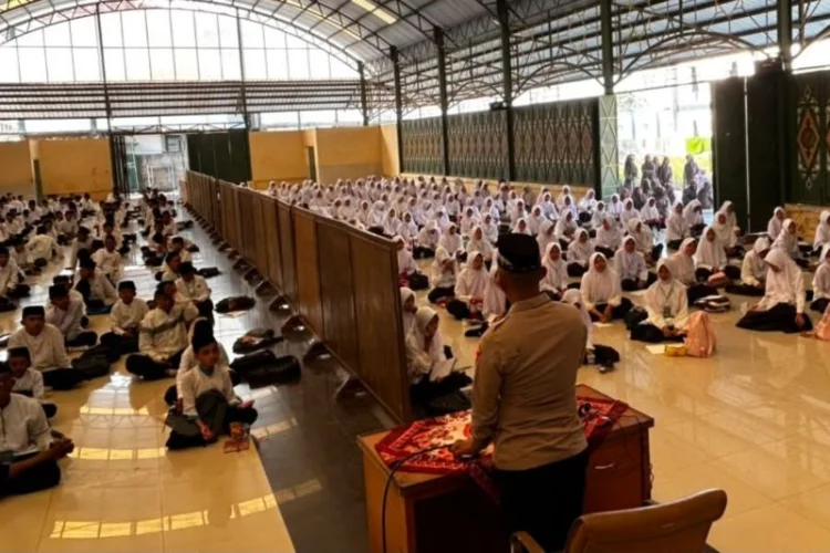 Polres Garut Sasar Pesantren Edukasi Santri Tentang Sadar Hukum
