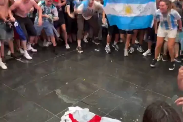 Fans Argentina Terekam Kamera Ludahi dan Injak-Injak Bendera Inggris