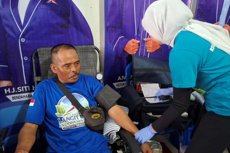 Sambut HUT ke-25, Demokrat Tasikmalaya Gelar CKG dan Donor Darah