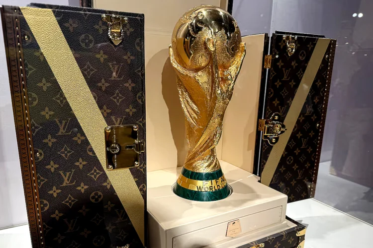 Louis Vuitton Buat Koper Khusus untuk Trofi Piala Dunia yang akan Diangkut ke AS