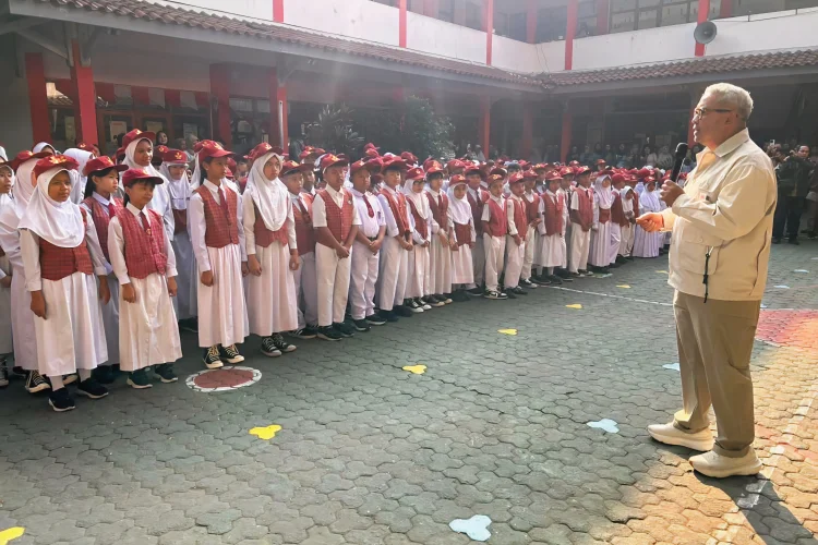 Kadisdik Kota Bandung Minta Orang Tua Tak Lagi Antar Anak SMP ke Gerbang Sekolah