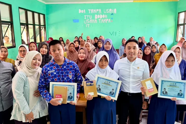 Wakil Ketua DPRD Karawang Bagikan 300 Paket Buku Tulis Gratis