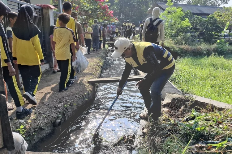 Warga Sukanagara Gotong Royong Normalisasi Sungai Pasenda hingga Cikalang