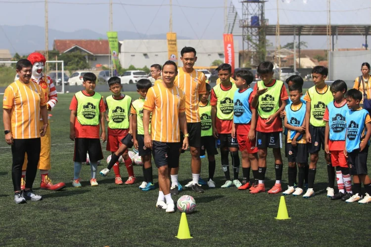 Ratusan Anak Girang Dilatih Indra Sjafri di McDonald's Football Clinic
