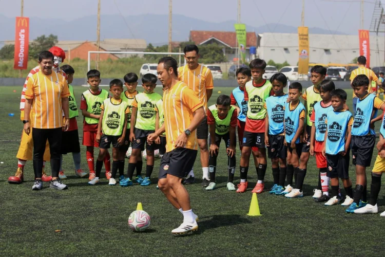 FOTO: Indra Sjafri dan Atep Semangati Talenta Muda di McDonald's Football Clinic