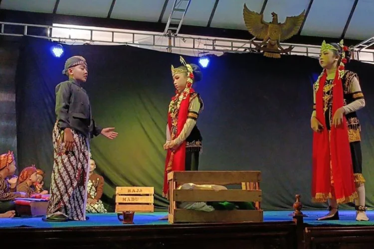 Panggung Kecil Menanam Mimpi dan Karakter