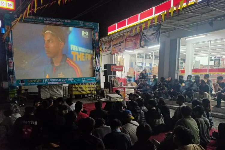 Final Piala Dunia 2026, Warga Padalarang Padati Minimarket hingga Meluber ke Jalan