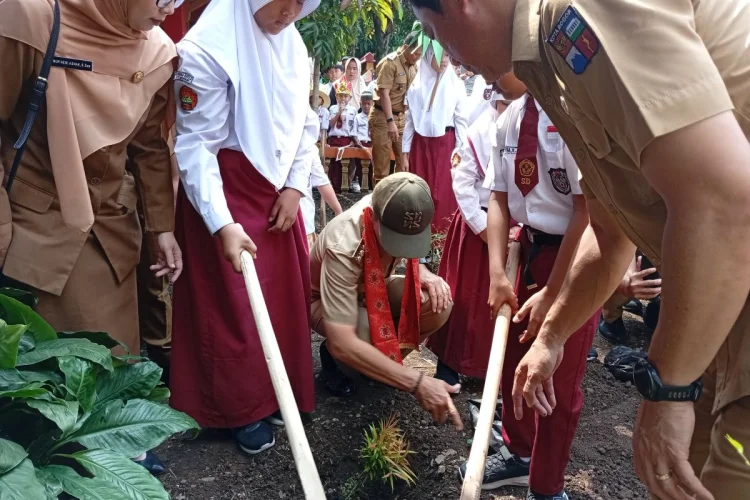 Tutup MPLS di SDN Gunung Batu 2, Dedie Bagi-bagi Bibit Pohon ke Orang Tua Siswa