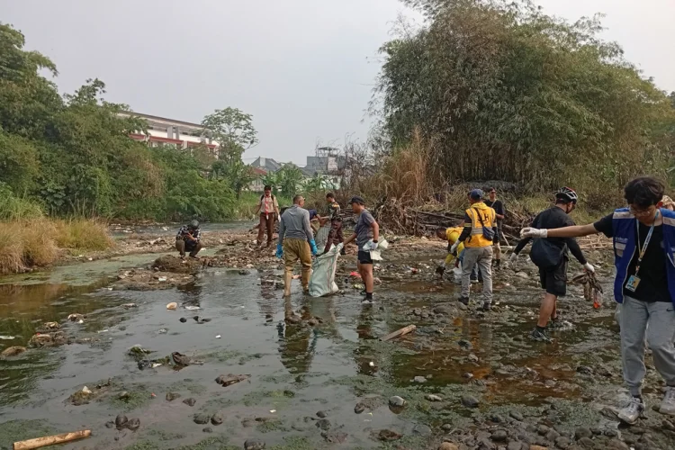Aksi Bersih Ciliwung  Angkat 10,2 Ton Sampah