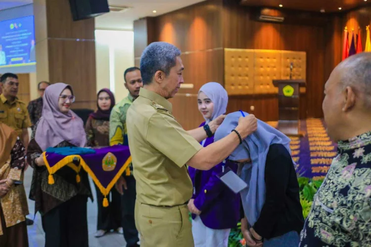 Guru Kurang, Mahasiswa Datang