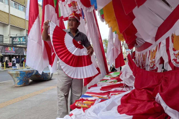 Dari Kacamata ke Bendera, Heri Raup Berkah HUT RI