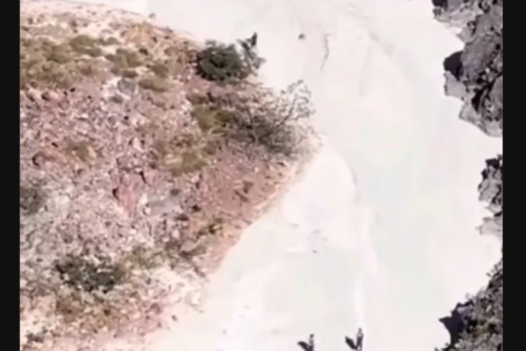 Terekam Kamera Pendaki Turun hingga ke Dasar Kawah Gunung Ciremai