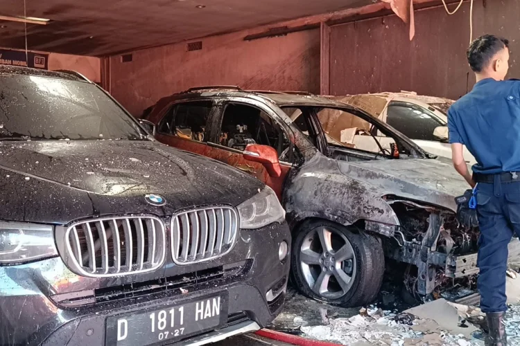 Showroom Mobil Bekas di Bandung Terbakar, Diduga Korsleting Chevrolet