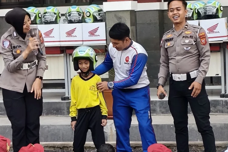 HAN, DAM dan Polres Cimahi Edukasi Keselamatan Berkendara dan Bagikan Helm