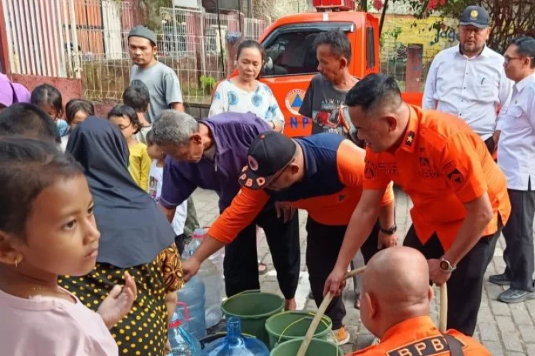 Musim Kemarau, BPBD Salurkan 12 Ribu Liter Air Bersih untuk Warga Bandung