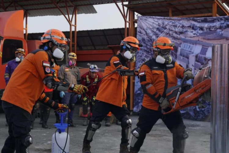 Pencari Barang Bekas Terjatuh ke Tebing Curam di Sukajadi Bandung