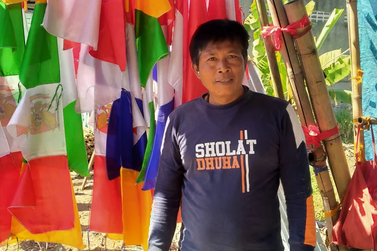 Ade Toleng, Menjaga Merah Putih Tetap Berkibar