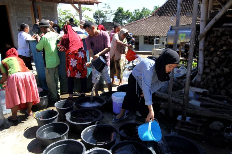Kemarau Picu Krisis Ganda: Air Langka Api Menyala