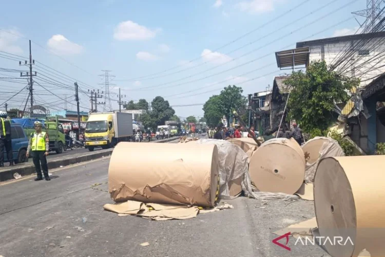 Kecelakaan Maut Truk Gulungan Kertas di Pasuruan, 4 Tewas dan 6 Orang Terluka