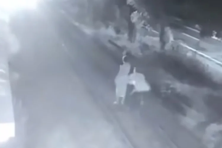 Viral Aksi Heroik Penjaga Perlintasan Kereta di Pasuruan Selamatkan Pria