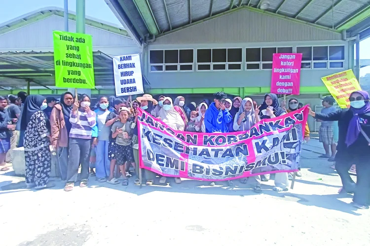Ketika Debu Mengubur Suara Warga