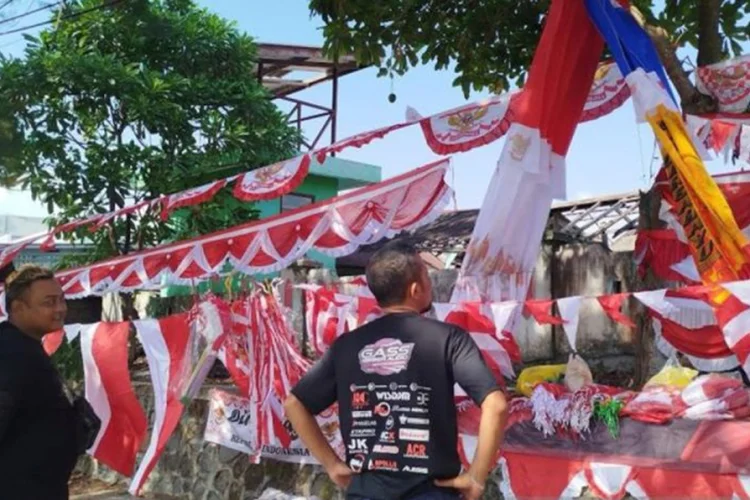 Dari Bandung Jualan Bendera Hingga ke Kobar