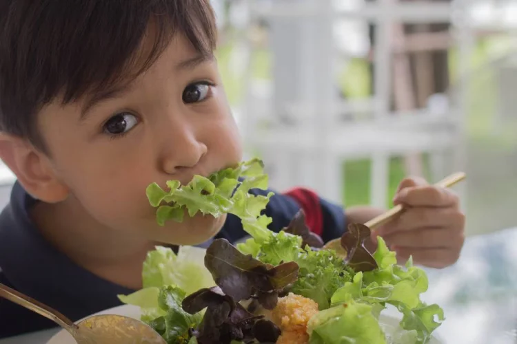 Susah Suruh Anak Makan Sayur? Ini 6 Trik Berbasis Sains yang Bisa Dicoba Orang Tua
