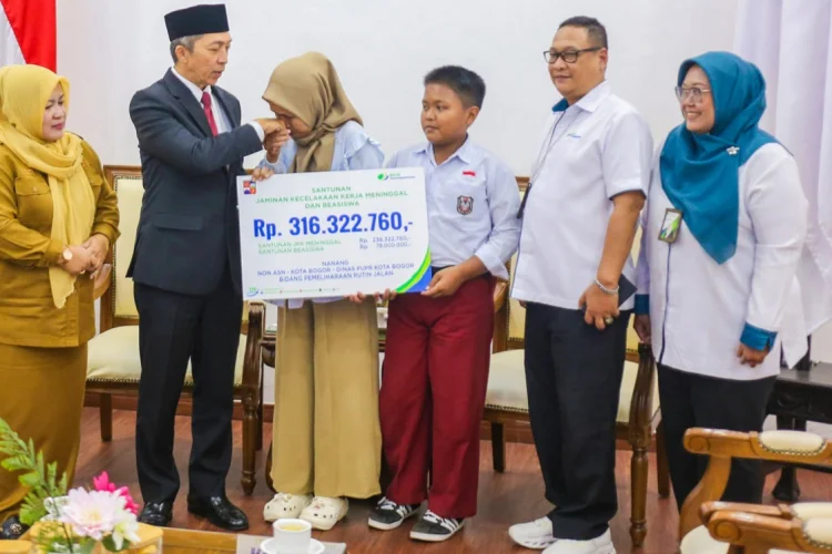 BPJS Ketenagakerjaan Serahkan Santunan kepada Ahli Waris Staf Dinas PUPR Kota Bogor