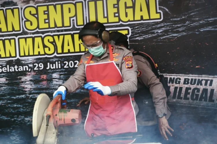 Tekan Kejahatan, 166 Senpi Rakitan dan Ratusan Amunisi Dihancurkan Polisi