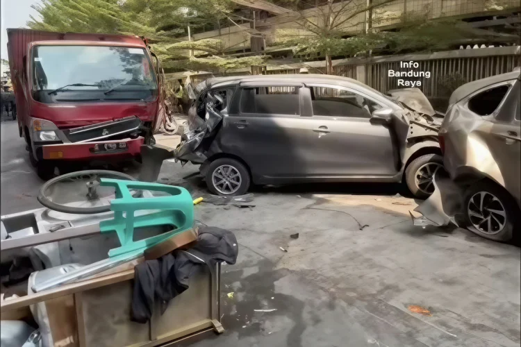 Kecelakaan Beruntun di Depan Terminal Leuwipanjang Bandung: Mobil dan Gerobak Hancur