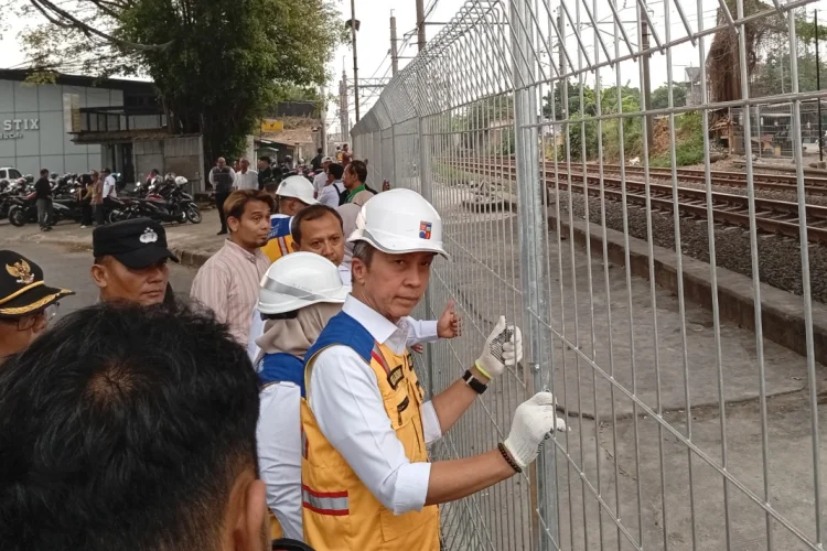 Kerap Terjadi Kecelakaan, Pemkot Akhirnya Pagari Area Perlintasan KRL