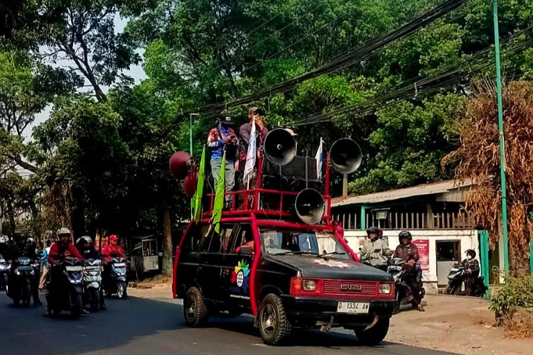 Ribuan Buruh KBB Long March Desak Gubernur Jabar Tetapkan UMSK dan Hormati PTUN