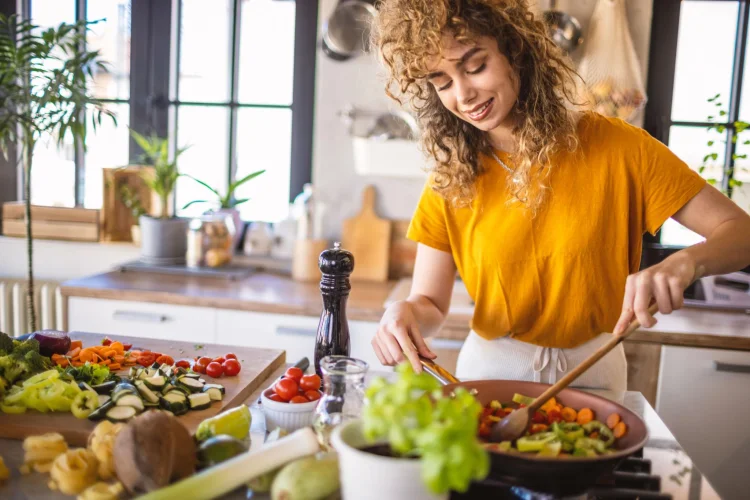 Sayur Mentah atau Matang? Ini Cara Memasak yang Paling Baik Agar Gizinya Maksimal